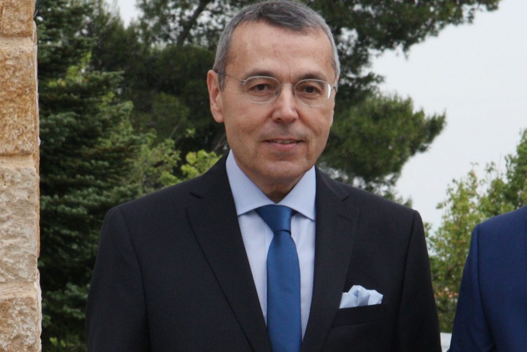Ο Αιμίλιος Λιάτσος πόζαρε με τους εγγονούς του πριν σβήσει τα κεράκια για 65α γενέθλιά του