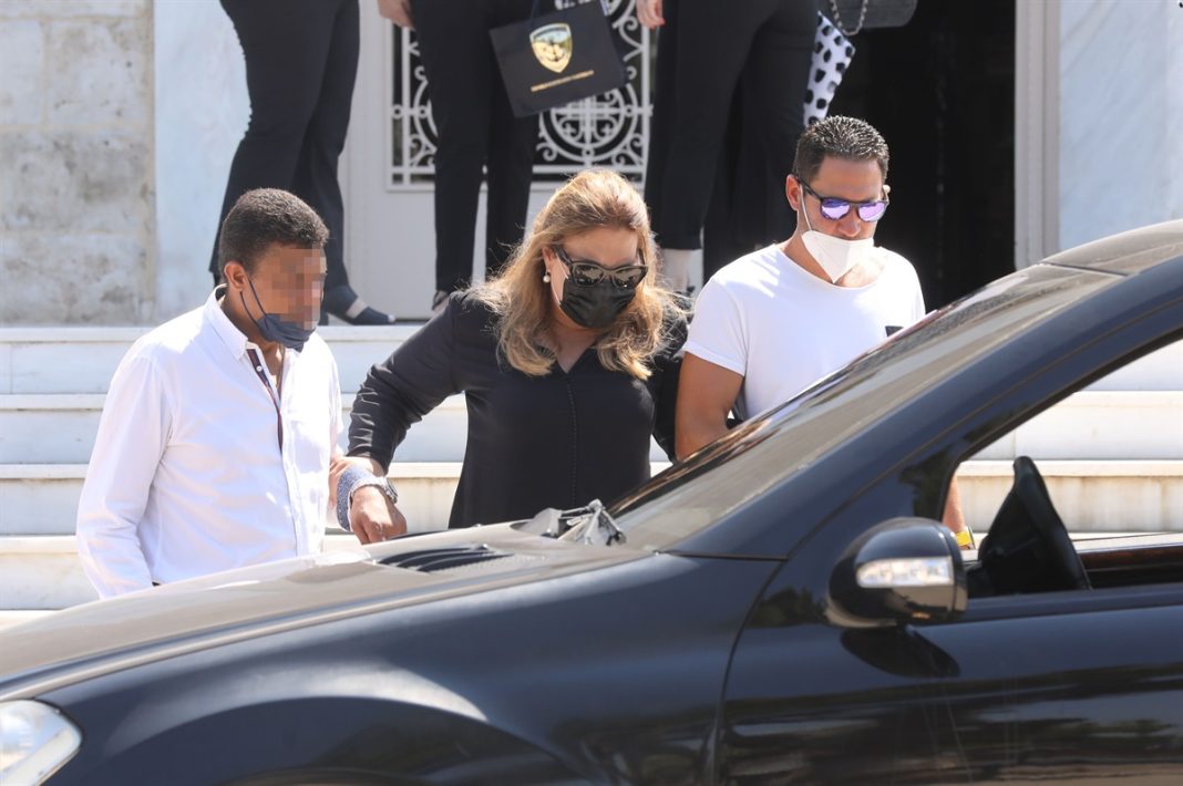 Η Δέσποινα Μοιραράκη υποβασταζόμενη στο μνημόσυνο του συζύγου της, Γιάννη Κοντούλη