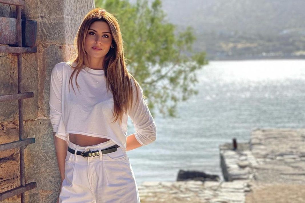 Η Ανθή Σαλαγκούδη ποζάρει στην παραλία και μας αφήνει με το στόμα ανοιχτό