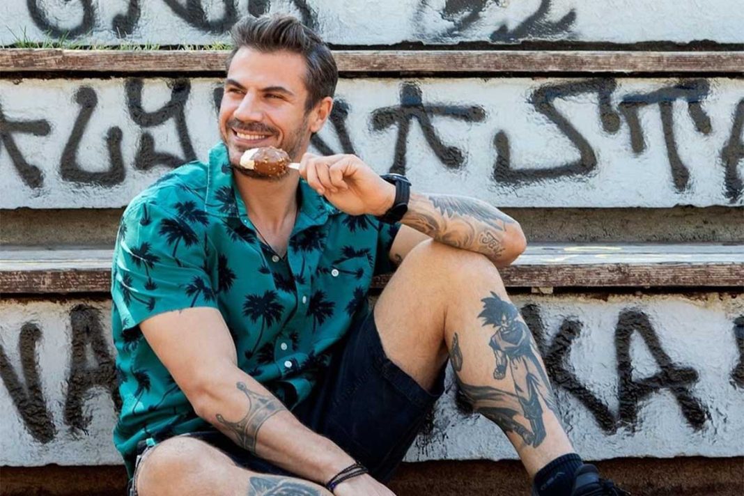 Άκης Πετρετζίκης: Πόζαρε με την εγκυμονούσα σύζυγό του και το γιο τους