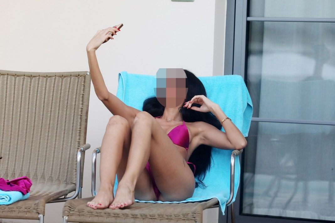 Μία selfie είναι λίγη, πολύ λίγη θα βγάλω τέσσερις αν θες να σ'αγαπώ