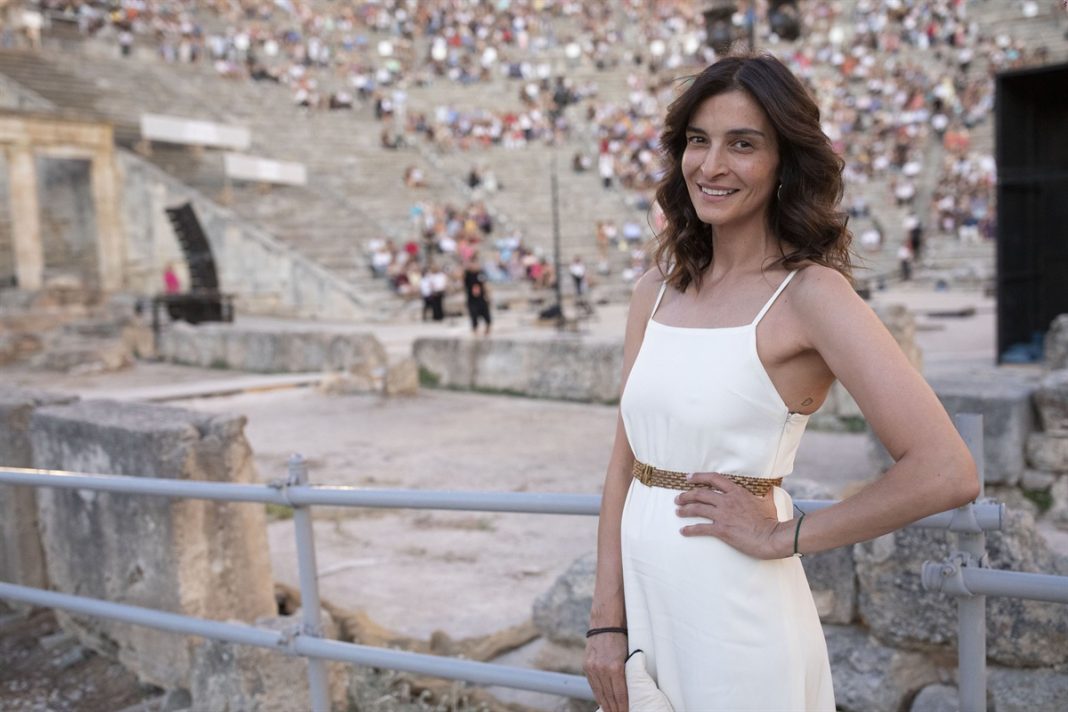 Αντιγόνη Κουλουκάκου: Η «Ιουλία» από τη «Γη της ελιάς» πόζαρε στην Επίδαυρο