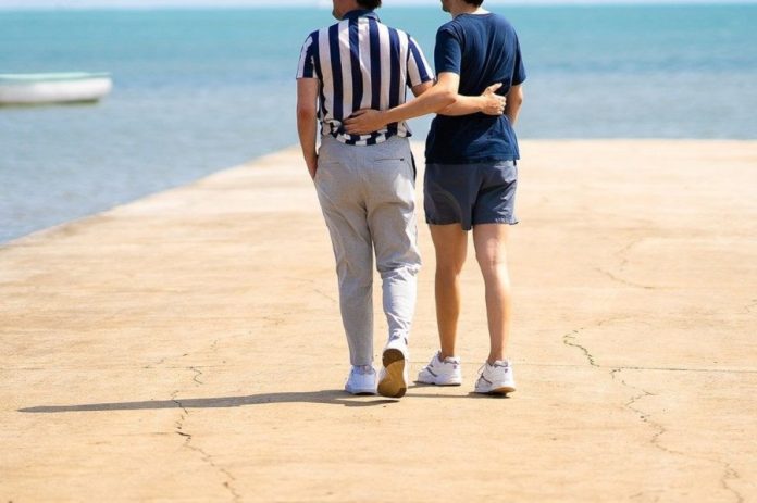 Ο εραστής γνωστού κοσμικού σπέρνει AIDS