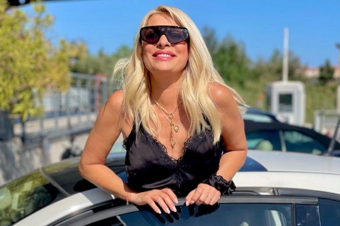 Δείτε με ποιον ταξίδευε η Μενεγάκη για Άνδρο – Το «άγνωστο» βίντεο μέσα στο καράβι