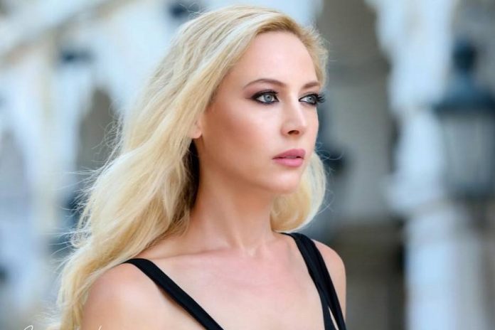 Φαίη Ξυλά: Ποζάρει με μπικίνι στα 47 της και μας αφήνει με το στόμα ανοιχτό