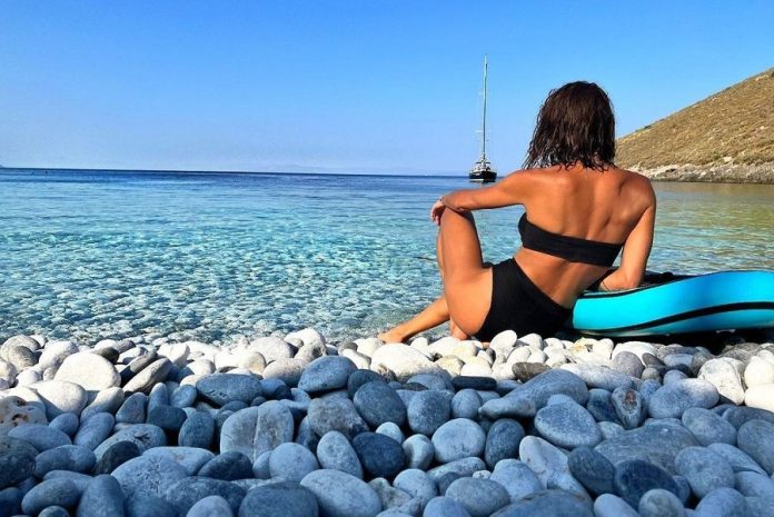 Χαλαρώνει στη Μάνη και ανεβάζει τη θερμοκρασία με τα μικροσκοπικά της μαγιό
