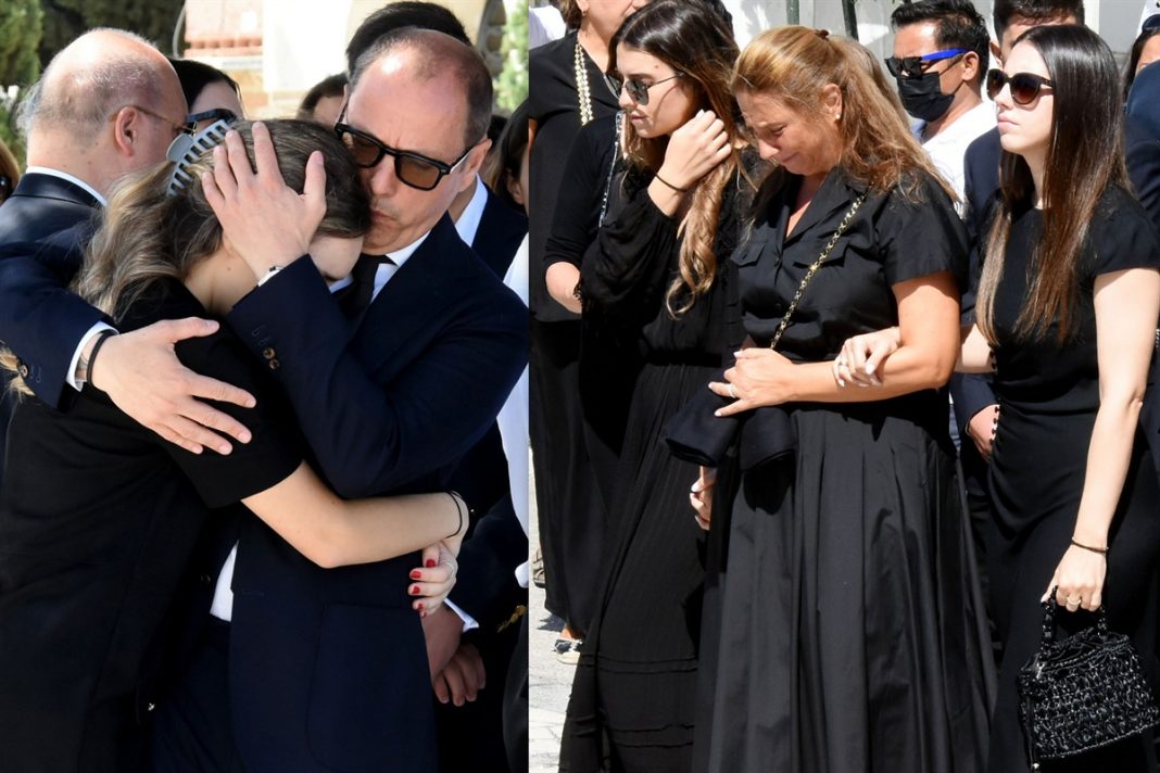 Σε κλίμα οδύνης το τελευταίο αντίο στον Σταύρο Ψυχάρη