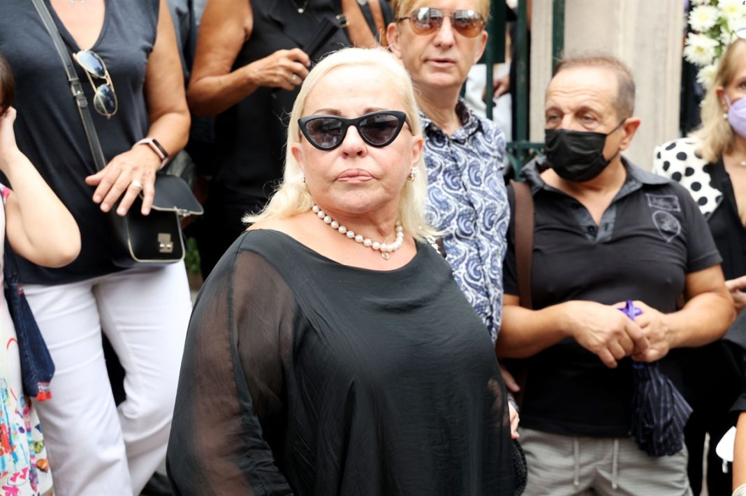 Κηδεία Ρόμπερτ Ουίλιαμς: Η Μπέσσυ Αργυράκη συντετριμμένη στο αντίο του φίλου της