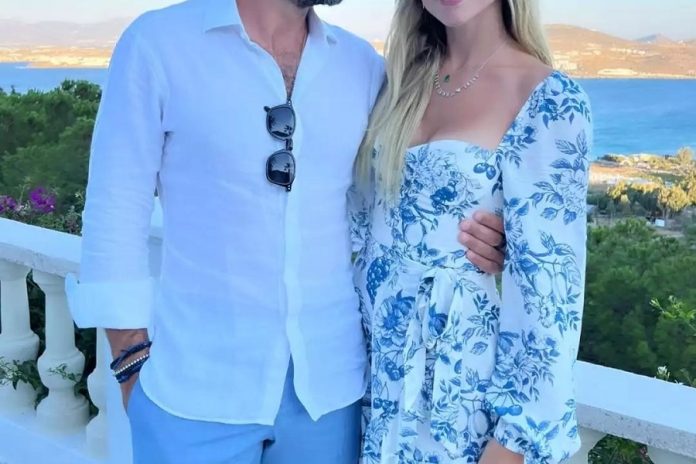 Αγκαλιά στην Πάρο πόζαρε γνωστό ζευγάρι της σόουμπιζ