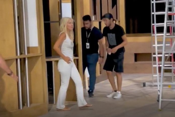 Η Ελένη Μενεγάκη πόσταρε βίντεο να επιβλέπει τις εργασίες στο πλατό λίγο πριν την πρεμιέρα