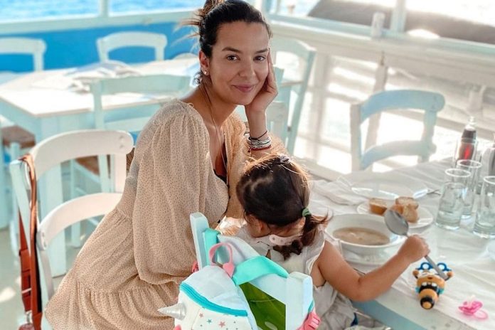 Η Νικολέττα Ράλλη ξεκίνησε τις προετοιμασίες για τη βάπτιση της κορούλας της