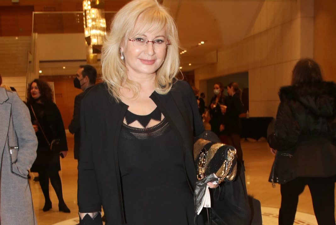 Η Αγγελική Νικολούλη ποζάρει με την αδελφή της – Είναι ολόιδιες