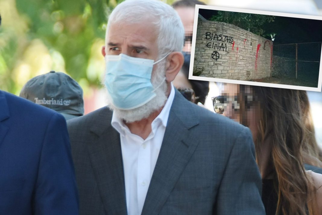 Πέτρος Φιλιππίδης: Επίθεση αναρχικών με μπογιές στο εξοχικό του - «Βιαστής είναι»