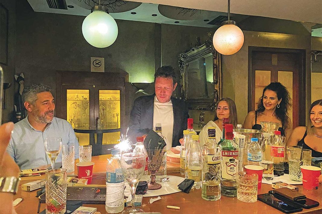 Σόλο γενέθλια για τον Σπύρο Δημητρίου - Στην Τήνο με φίλους η Ζoυγανέλη