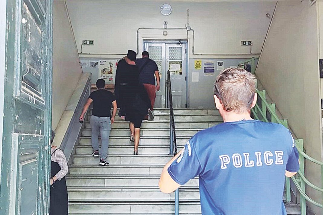 Αλληλομαχαιρώματα ανάμεσα στην 32χρονη και στον πυροσβέστη που κατηγορείται για παιδική πορνογραφία