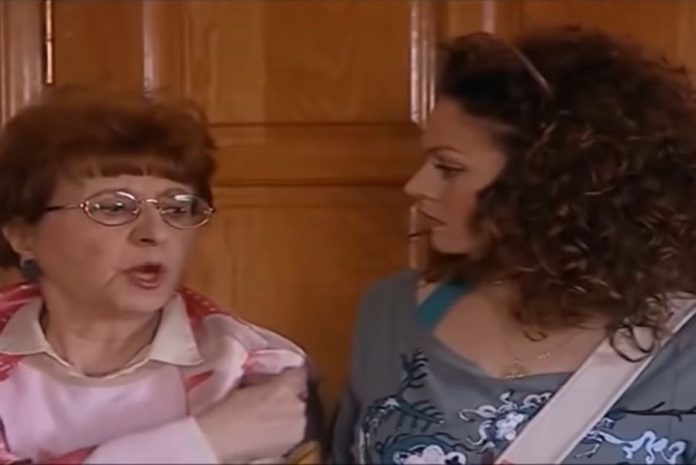 Κατερίνα Θεοχάρη: Δείτε τη «κοντή» νύφη της Θεοπούλας να ποζάρει με μπικίνι στη Σαντορίνη