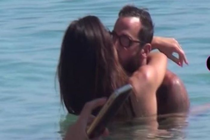 Αντωνά – Σοϊλέδης: Τα παθιασμένα φιλιά σε παραλία της Μυκόνου ένα μήνα πριν το γάμο
