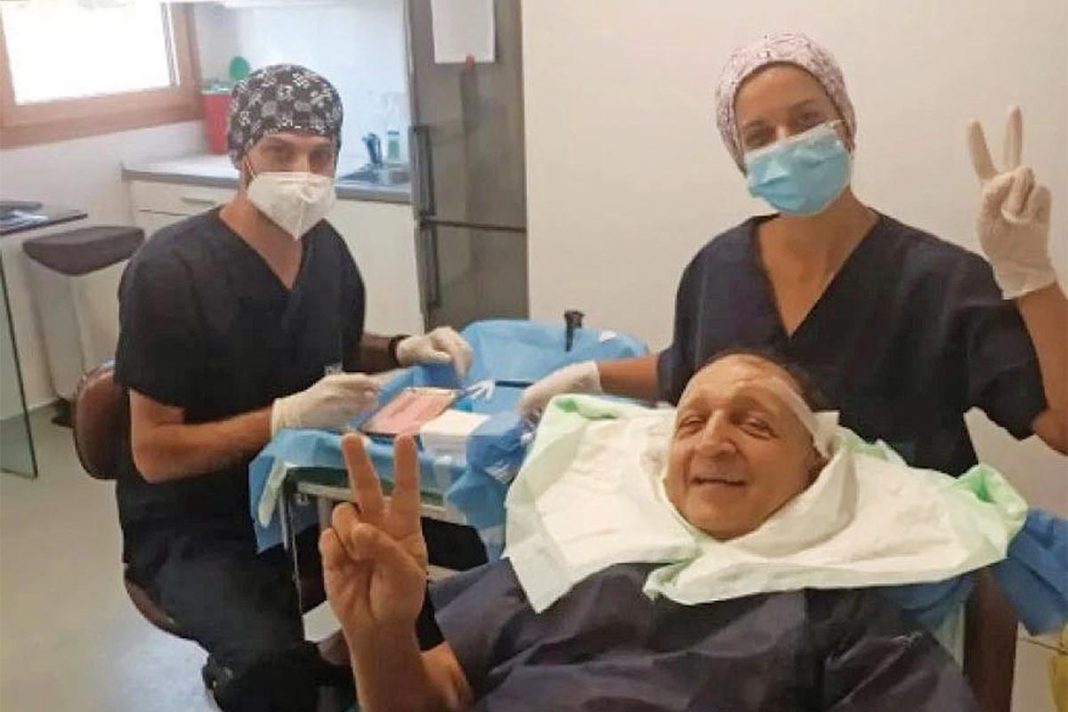 Ο Σπύρος Μπιμπίλας έβαλε μαλλιά: «Μου αραίωσαν αρκετά πια τα ωραία μου μαλλάκια»