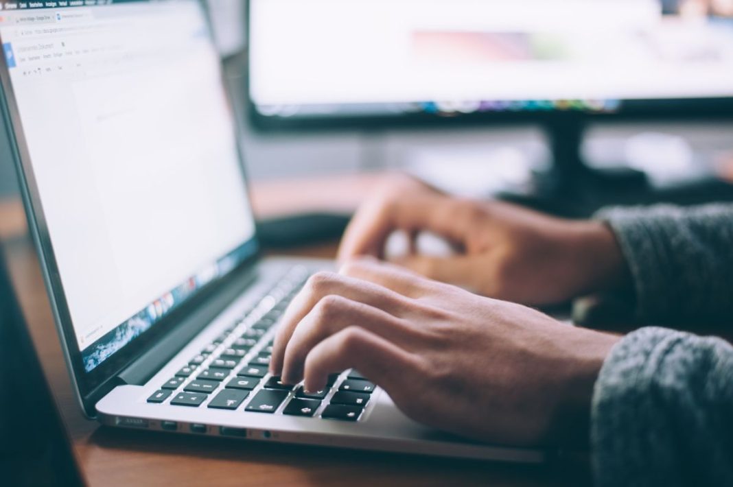 Online εργασία για φοιτητές: Πώς να βρείτε την κατάλληλη φοιτητική δουλειά από την άνεση του σπιτιού σας