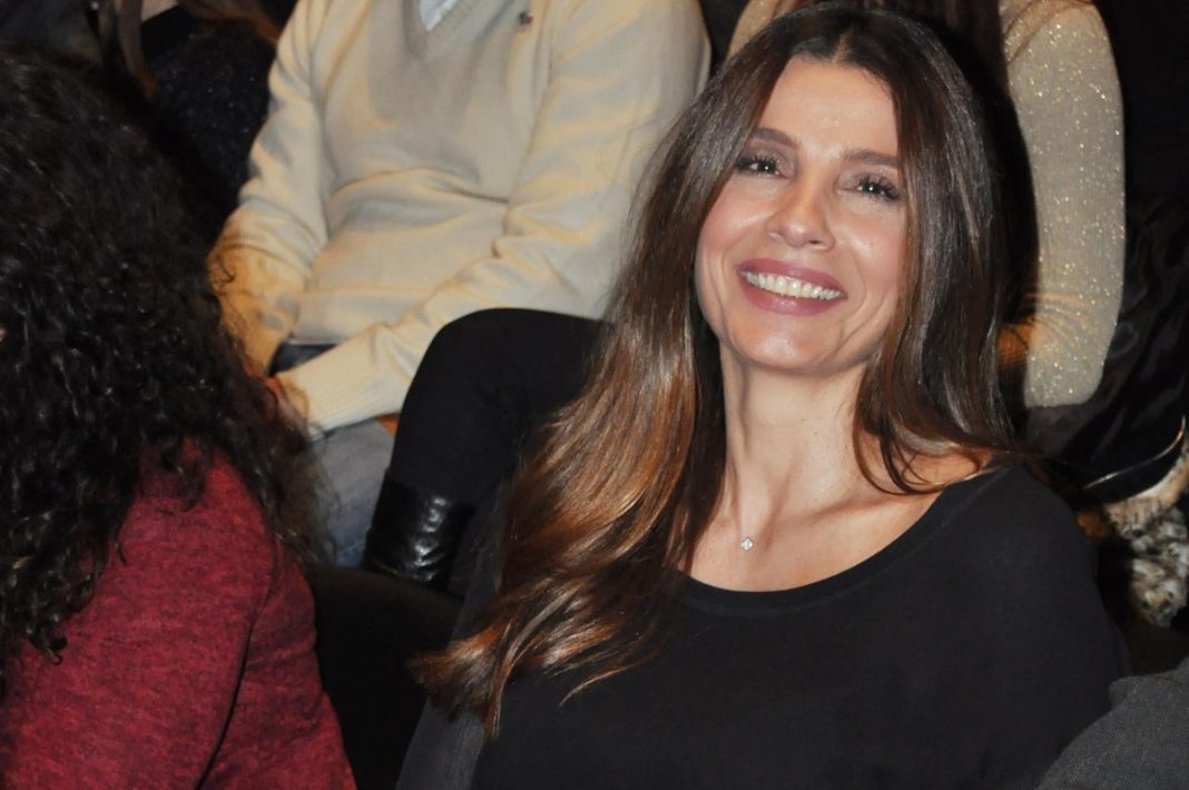 Η Πόπη Τσαπανίδου ποζάρει με τον εγγονό της