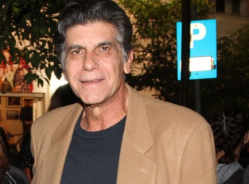 Γιάννης Μπέζος: «Η μετριότητα μας κατακλύζει» – Η αιχμηρή ατάκα για καλλιτέχνες και κοινό