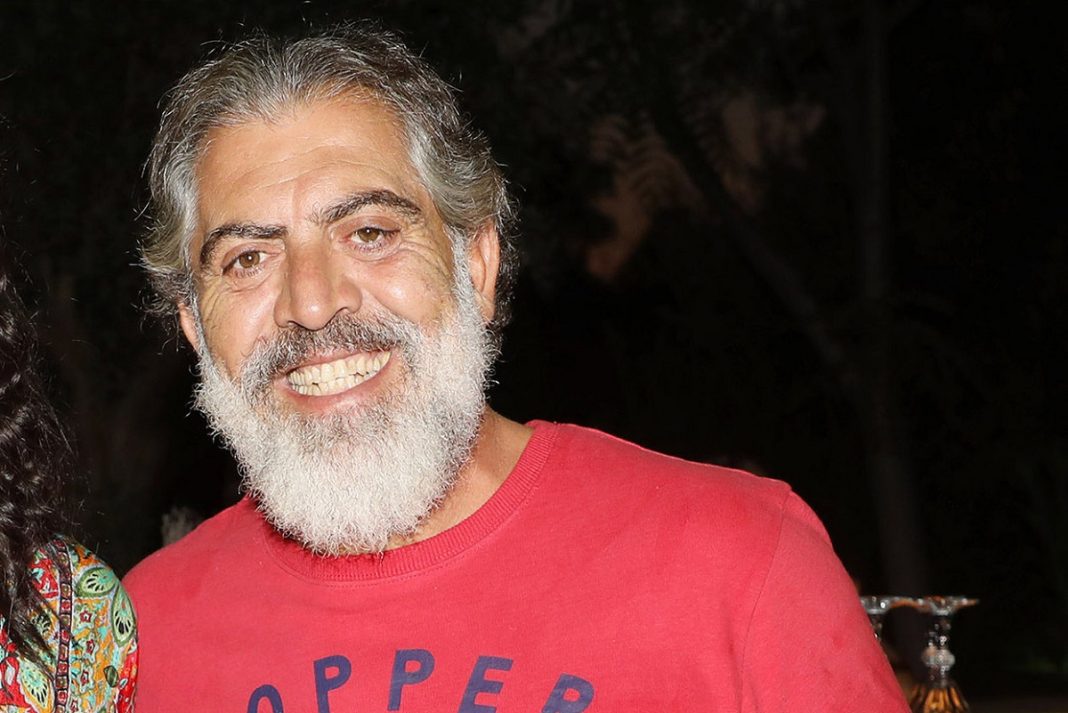 Ο Κούλλης Νικολάου μας ξεναγεί στο εντυπωσιακό σπίτι που απέκτησε στην Αθήνα
