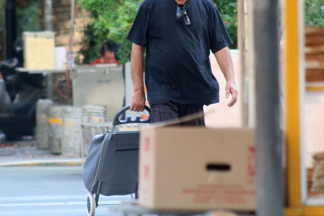 Ποιον ηθοποιό τσακώσαμε να κάνει τα ψώνια του στο κέντρο της Αθήνας;
