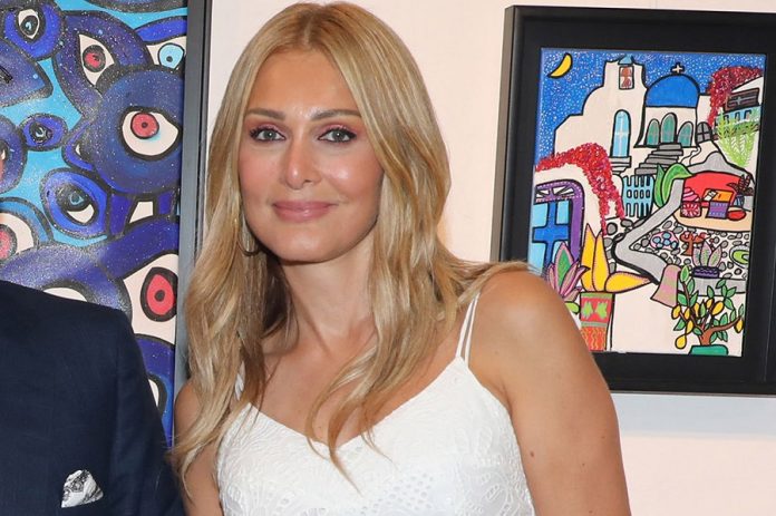 Η Νατάσα Θεοδωρίδου έκοψε τη βασιλόπιτα με τις κόρες της στην μοντέρνα κουζίνα του σπιτιού της
