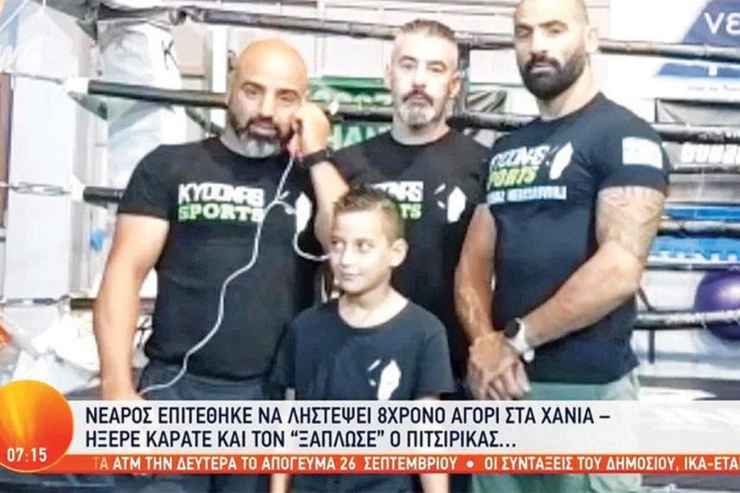 Με μία λαβή 8χρονος ξάπλωσε στη μέση του δρόμου νεαρό που πήγε να τον ληστέψει
