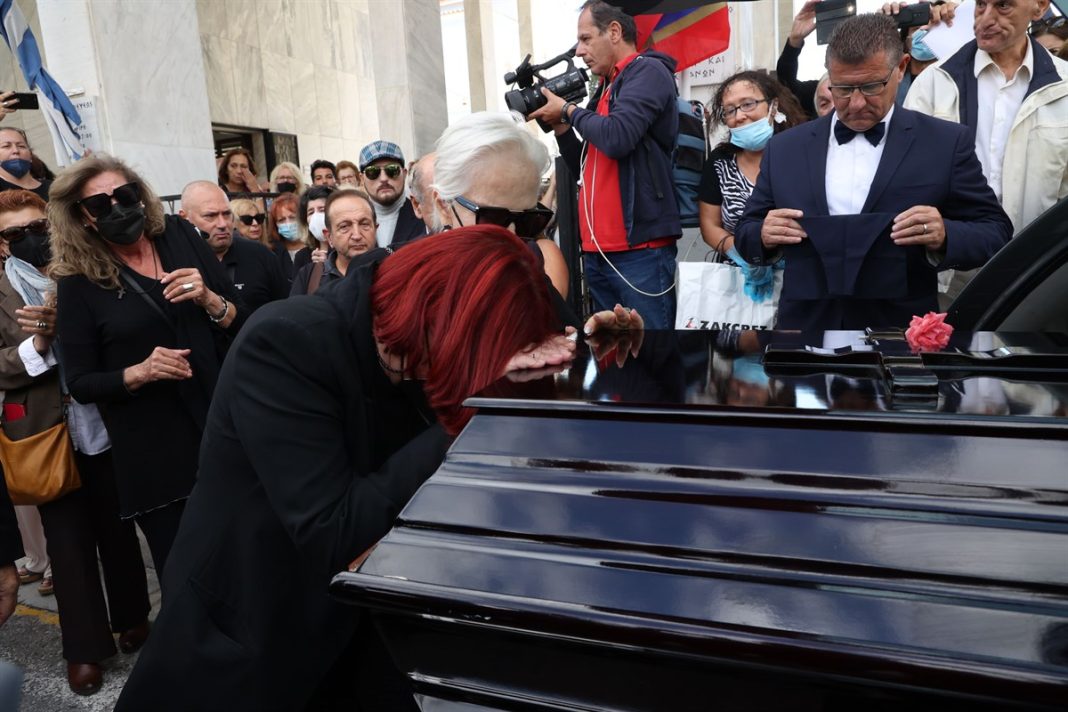 Συντετριμμένη η Ντόρα Δούμα στην κηδεία της Μάρθας Καραγιάννη