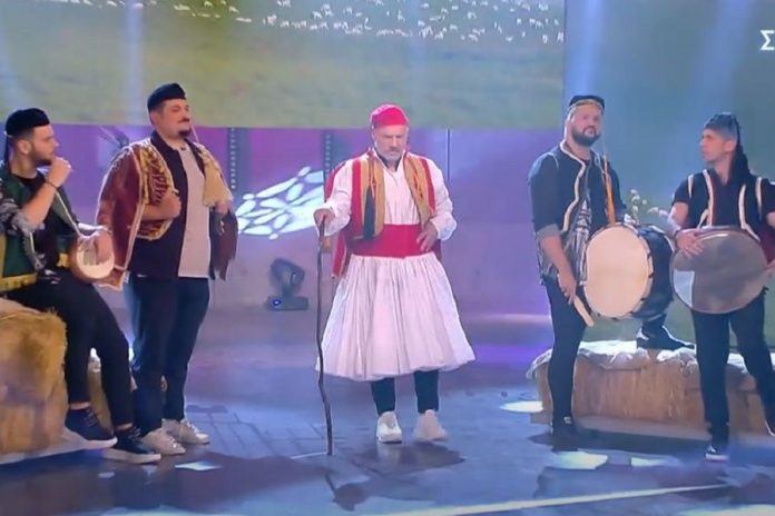 «Καλό μεσημεράκι»: Ο Νίκος Μουτσινάς ντυμένος τσολιάς στην πρεμιέρα του