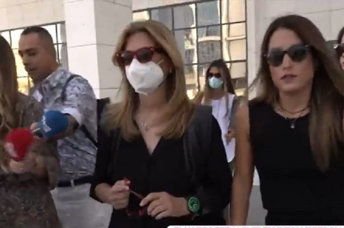 Δίκη Φιλιππίδη: Η αντίδραση της Ελπίδας Νίνου στις ερωτήσεις δημοσιογράφων