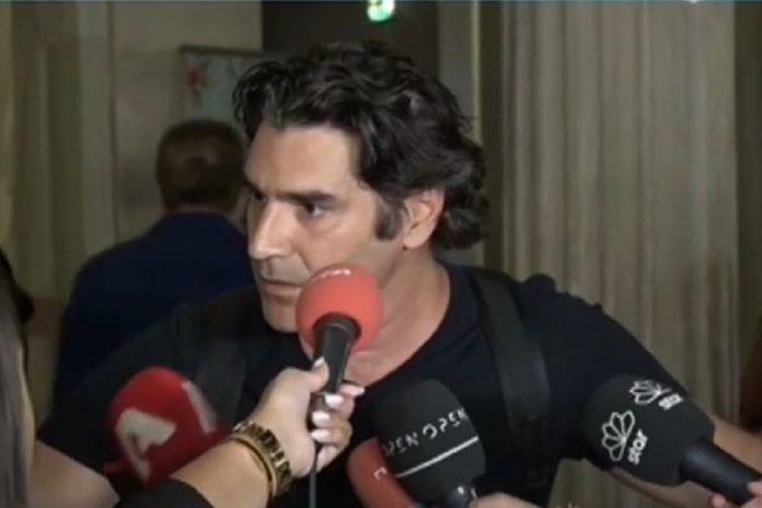 Ο Χριστόφορος Παπακαλιάτης μαθαίνει on camera για το χαμό του Κώστα Καζάκου