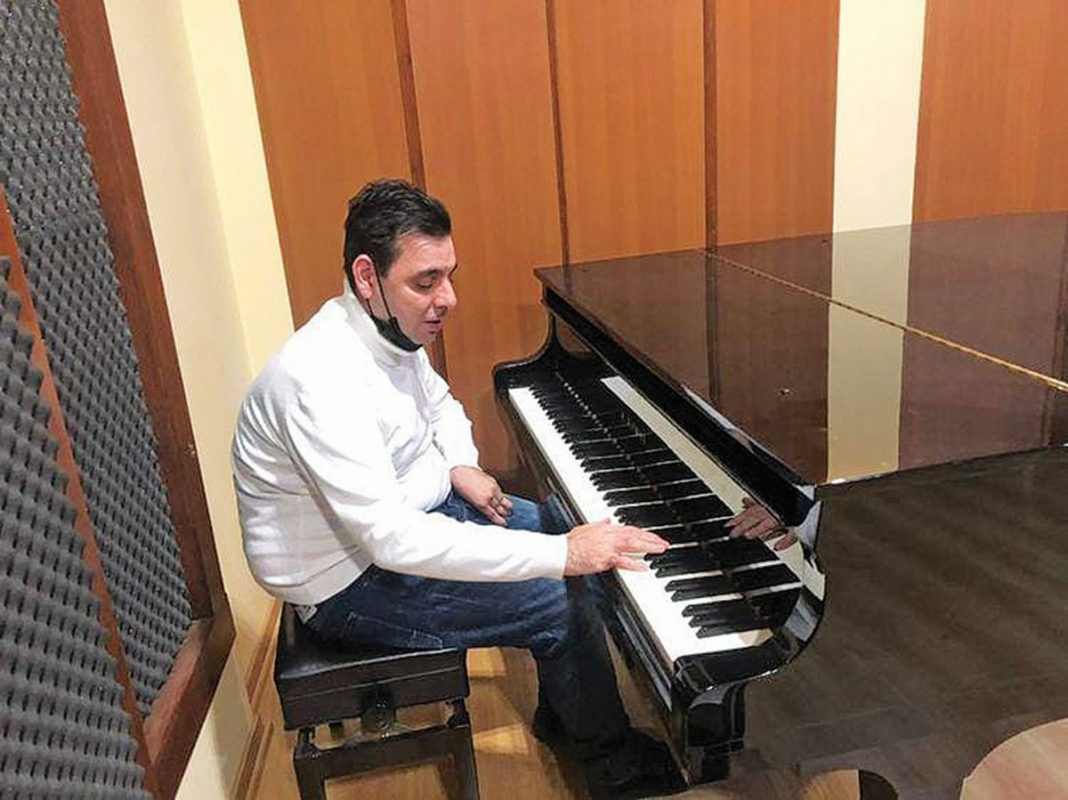 Ο φαρμακοποιός Πέτρος Πέτρου που γεννήθηκε με κινητικό πρόβλημα μιλά για το ορχηστρικό του κομμάτι «Λία η Σμυρνιά»