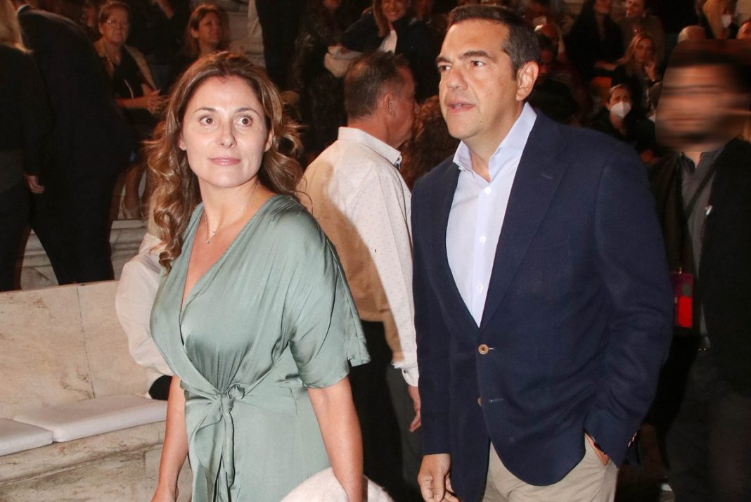 Αλέξης Τσίπρας - Μπέττυ Μπαζιάνα: Στο Ηρώδειο για τη συναυλία του Ξαρχάκου