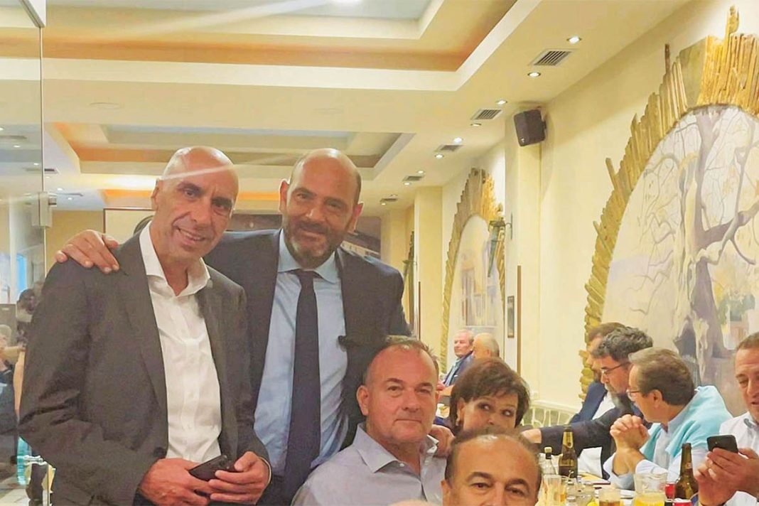 Ο Γιάννης Μπρατάκος επιχειρεί με τραπεζώματα να ανυψώσει το ηθικό των βουλευτών της Ν.Δ.