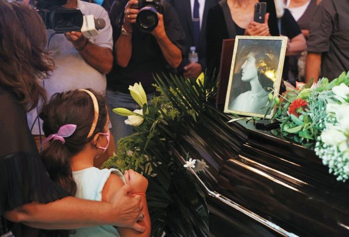 Σε κλίμα συγκίνησης συγγενείς και φίλοι συνόδευσαν την Ειρήνη Παπά στην τελευταία της κατοικία