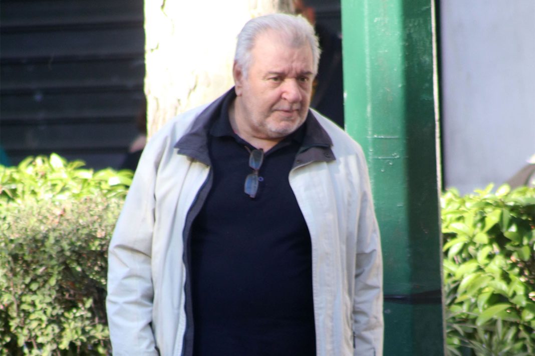 Ο Τάσος Χαλκιάς εθεάθη στο κέντρο της Αθήνας να ψωνίζει