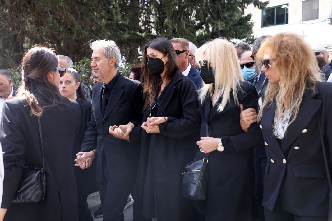 Το τελευταίο αντίο στον Σταμάτη Κόκοτα - Συντετριμμένος ο Δημήτρης Κόκοτας και οι αδελφές του