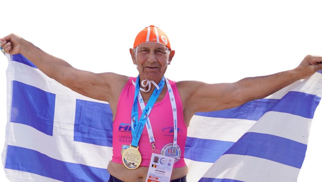 O 81χρονος καρκινοπαθής Παντελής Αβραμίδης, κατέκτησε το χρυσό μετάλλιο στους Παγκόσμιους Ναυαγοσωστικούς Αγώνες στην Ιταλία