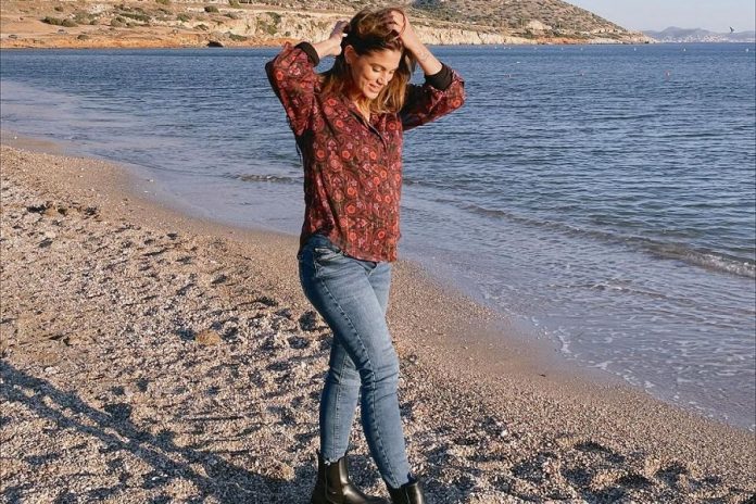 Η βόλτα της εγκυμονούσας Μαίρης Συνατσάκη στην παραλία