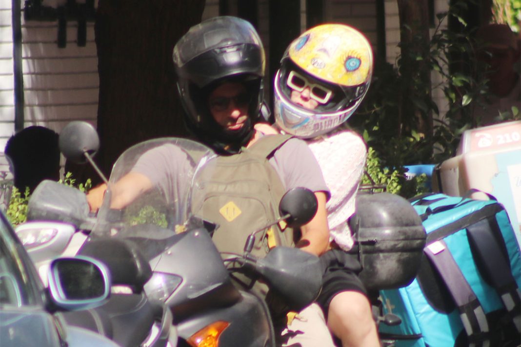 Easy riders το ζευγάρι ηθοποιών στο κέντρο της Αθήνας