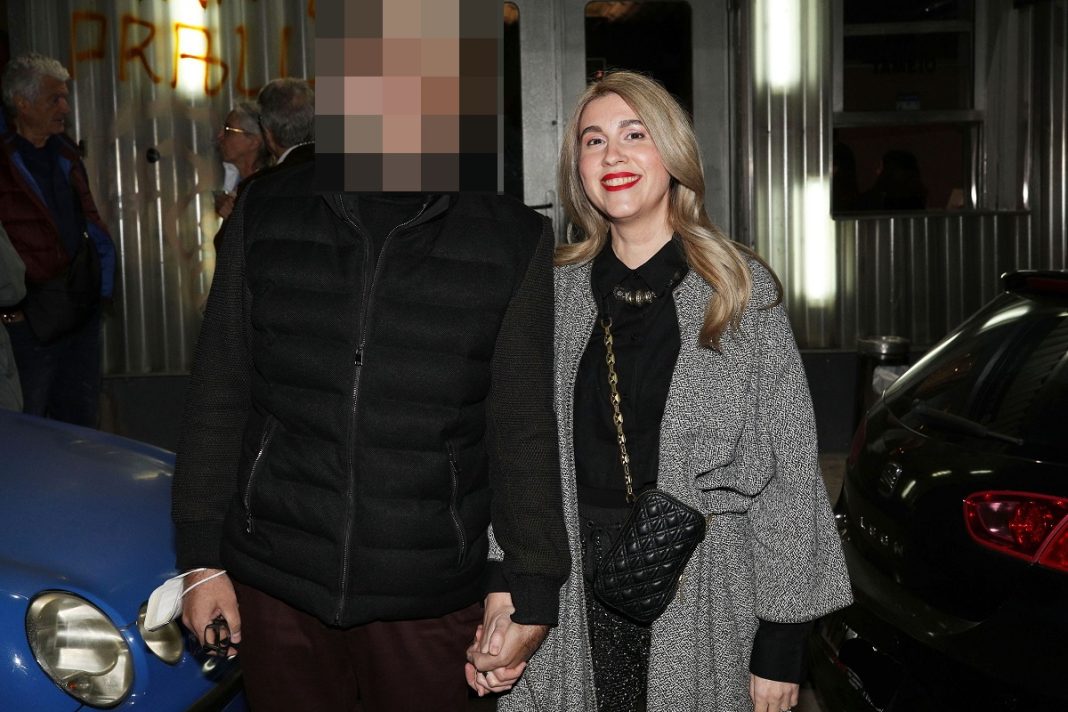 Χεράκι χεράκι με τη σύζυγό του σε θεατρική πρεμιέρα γνωστός ηθοποιός