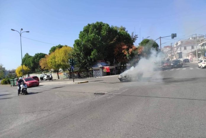 Αυτοκίνητο στο Αγρίνιο έπιασε φωτιά εν κινήσει