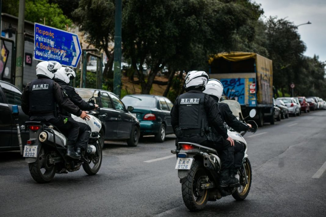 Ενστολα κτήνη: Χειροπέδες σε δύο αστυνομικούς για τον βιασμό 19χρονης μέσα στο Α.Τ. Ομονοίας