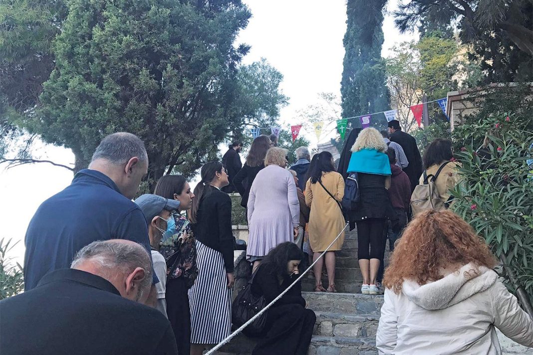Ουρές πιστών στο εκκλησάκι των «θαυμάτων» για να ευχηθούν στον Δημήτριο Λουπασάκη
