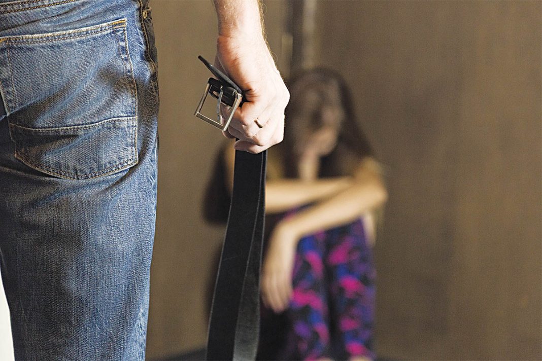 Γόνος επιχειρηματιών στην Πάτρα ξυλοφόρτωνε τη σύζυγό του ακόμη και όταν ήταν έγκυος