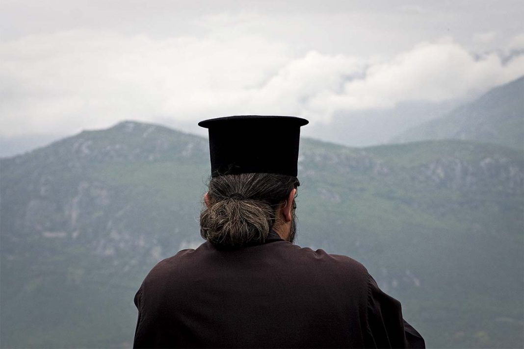 Ιερέας διαψεύδει τα περί απόπειρας αυτοκτονίας