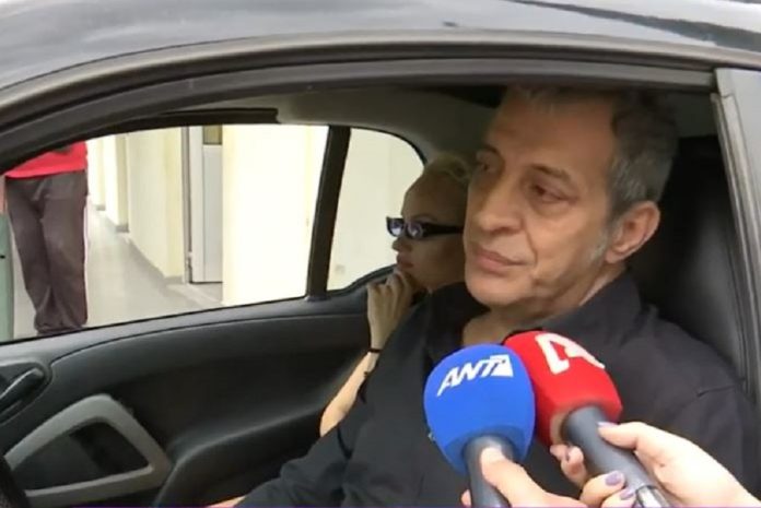 Θλιμμένος ο Θέμης Αδαμαντίδης στην κηδεία της μητέρας του - Η σύντροφός του στο πλευρό του