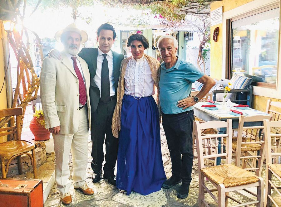 Φ3 Ο σκηνοθέτης Μπάμπης Τσόκας δεξιά στη φωτο με τους ηθοποιούς Χρήστο Ζερίτη Νίκο Λαινόπουλο και Διονύση Ζάχο